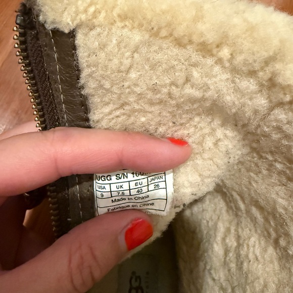 UGG Boots - Picture 7 of 8